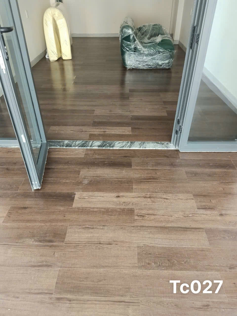 Sàn nhựa dán keo 65k