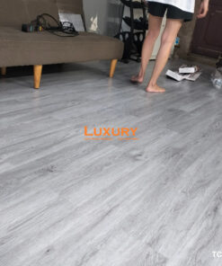 Sàn nhựa giả gỗ bóc dán có keo sẵn