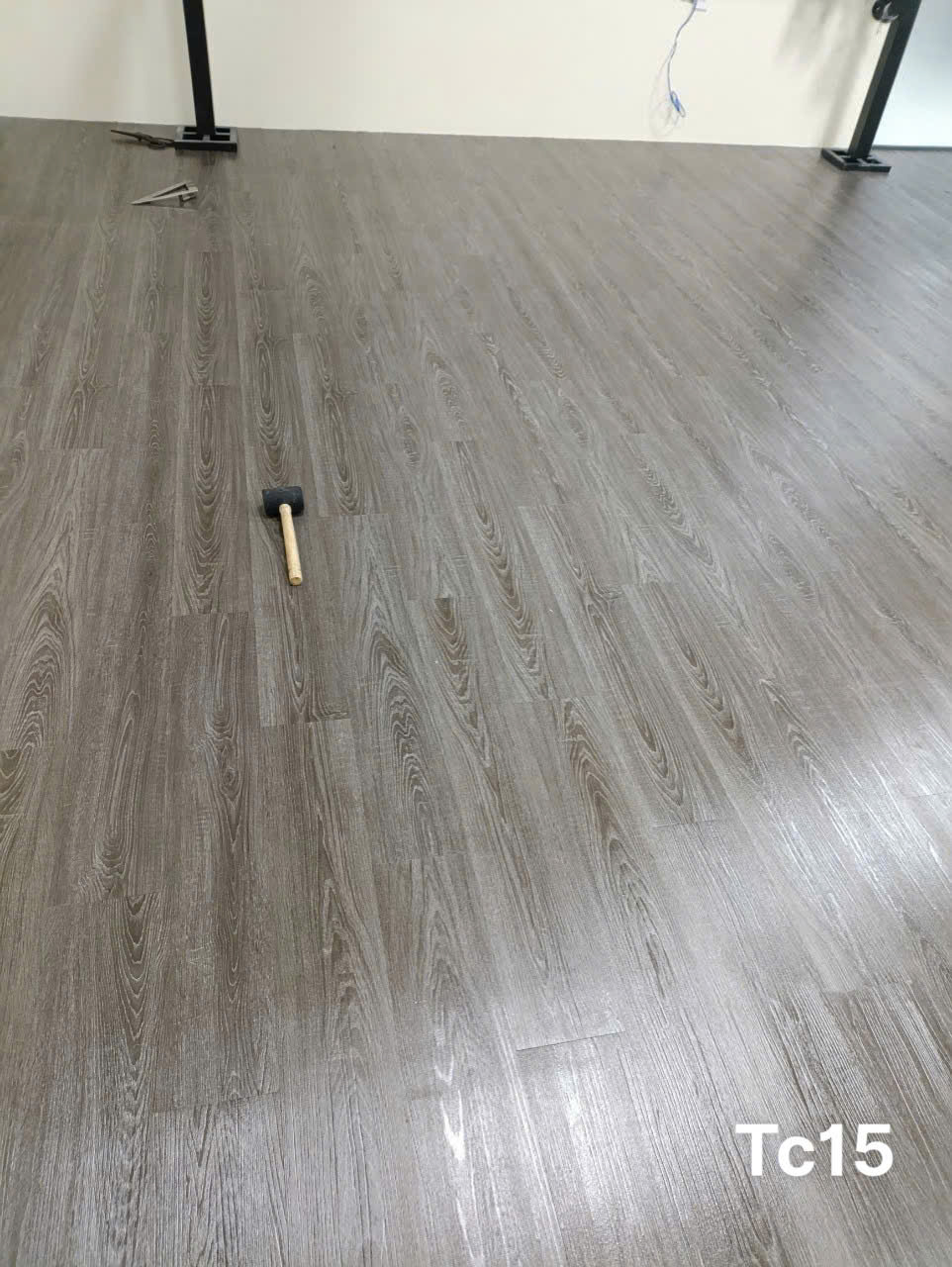 Sàn nhựa bóc dán keo sẵn