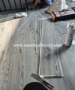 Sàn nhựa giả gỗ bóc dán có keo sẵn