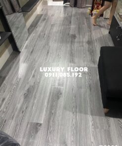 Sàn nhựa giả gỗ bóc dán có keo sẵn