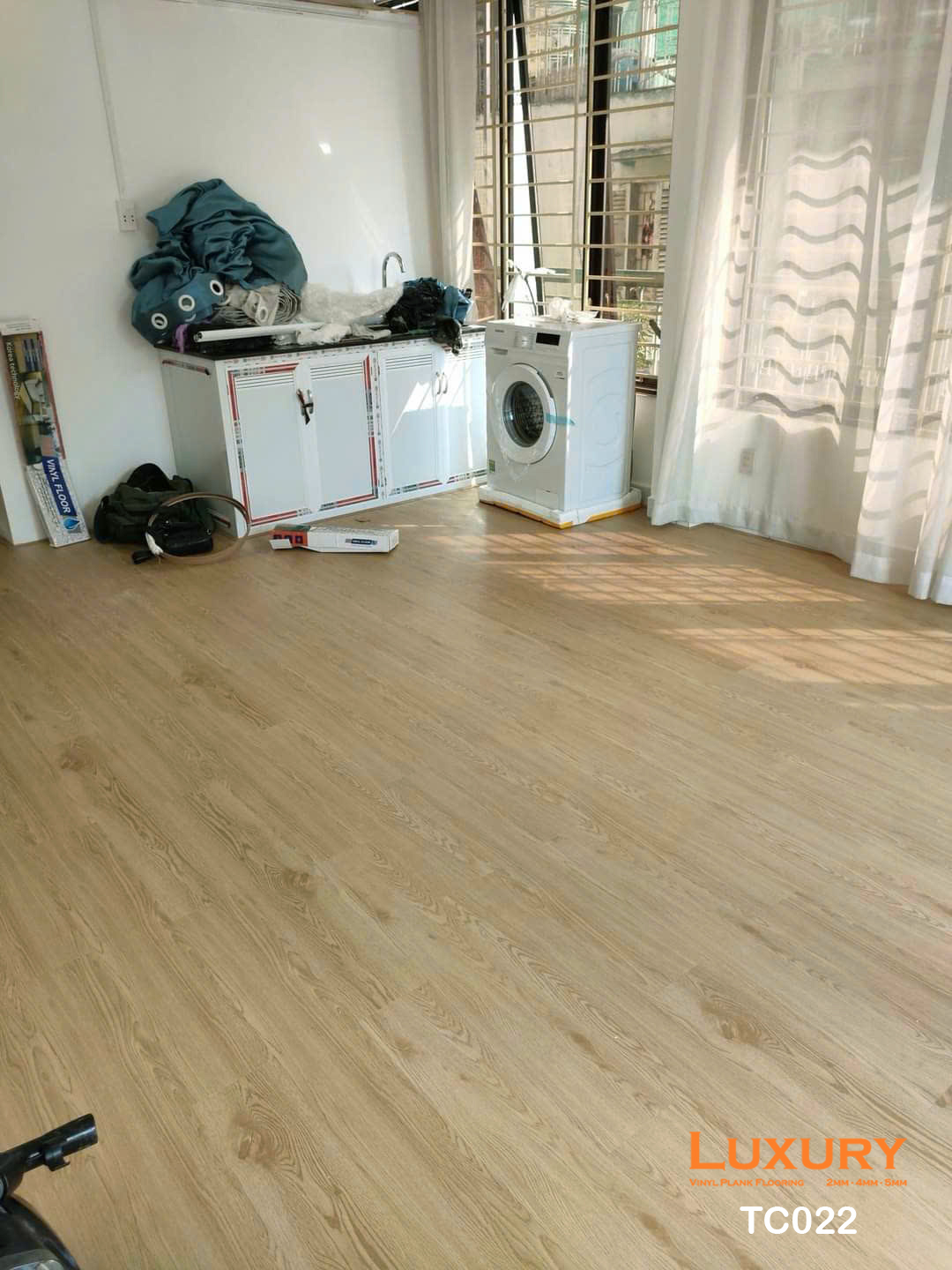 Sàn nhựa giả gỗ bóc dán có keo sẵn