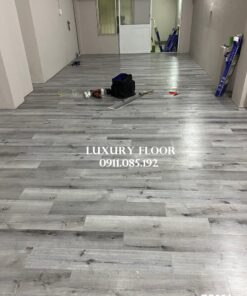 Sàn nhựa giả gỗ bóc dán có keo sẵn